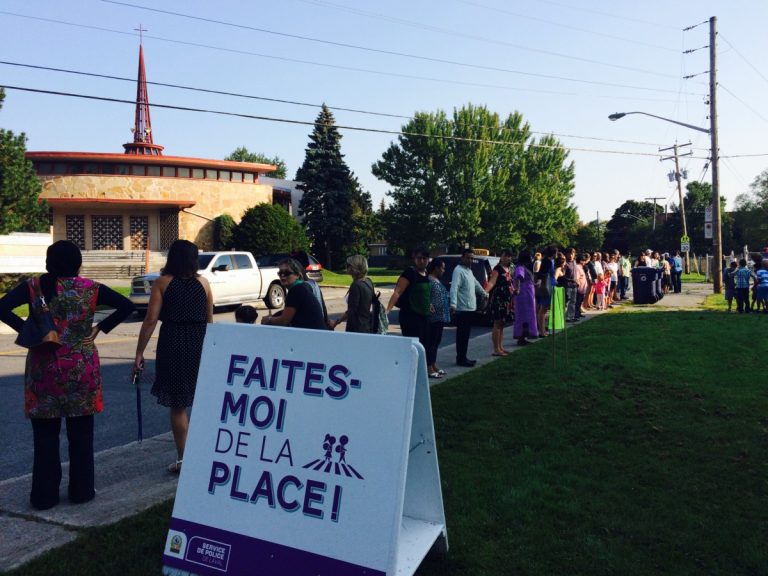 Ils se sont donné la main devant l’école Saint-Gilles.