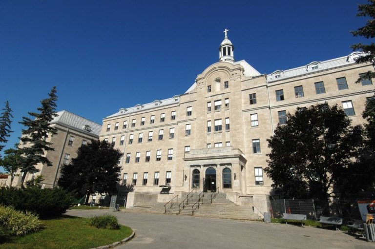 Portes ouvertes dans les écoles secondaires Une journée portes ouvertes aura lieu aujourd'hui dans les écoles secondaires.