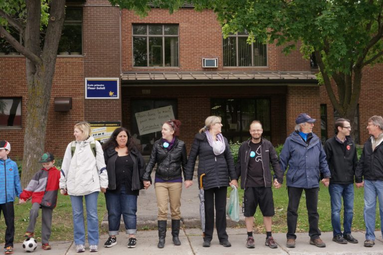 Grève du 30 septembre: tout sera suspendu à la CSDL Les parents devront penser à un plan B le 30 septembre. Sur, ce cliché, ils ont formé une chaîne humaine pour protester contre le gouvernement.