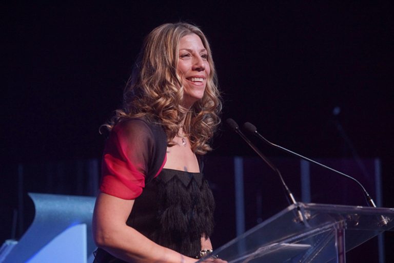 Les anglophones ne veulent pas du projet de loi 86 Selon Jennifer Maccarone, présidente de l’ACSAQ, le gouvernement Couillard devrait suspendre le projet de loi 86.