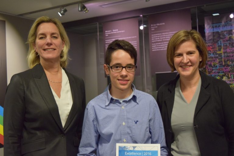 Thomas Ribeiro gagne le premier prix d’un concours scientifique Thomas Ribeiro est entouré de Monique Furlan, de Sanofi Canada, et Dre Marie-Josée Hébert ,vice-rectrice à la recherche, à la découverte, à la création et à l'innovation de l'Université de Montréal.