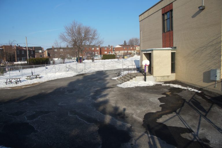 L'école primaire Crestview est située au 750, rue Devonshire, à Chomedey.