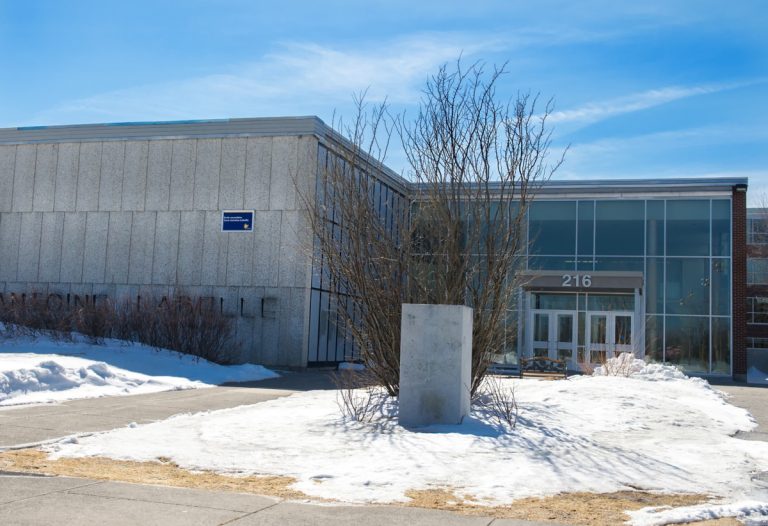 Des instruments de musique ont été volés à l'école Curé-Antoine-Labelle, dans Sainte-Rose. (Photo: Vincent Graton)       