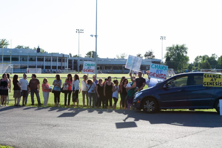 Une cinquantaine de parents exigent la démission d’une directrice d’école Manifestation de parents d’élèves de Genesis Elementary School, peu avant le conseil des commissaires de la Commission scolaire Sir-Wilfrid-Laurier, à Rosemère, le 9 juin.