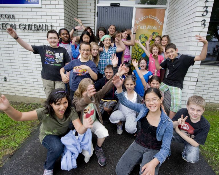 Les membres de la brigade verte de l'école Léon-Guilbault ont apposé sur la porte de leur établissement une oeuvre marquant leur engagement pour la préservation de la planète. (Photo: Archives Alarie Photos)