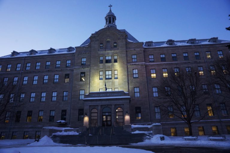 Québec injecte 3,1 M$ pour divers travaux à Laval-des-Rapides La réfection de la toiture et des fenêtres de l’école Mont-de-la Salle sera soutenue par l’aide financière de Québec.