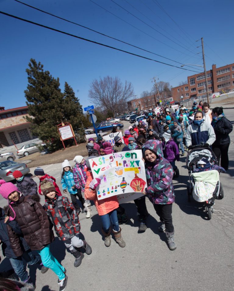 Non à l’intimidation et la violence! L'école Saint-Gilles a fait savoir qu'elle dit non à l'intimidation et la violence lors d'une marche dans les rues du quartier Pont-Viau.