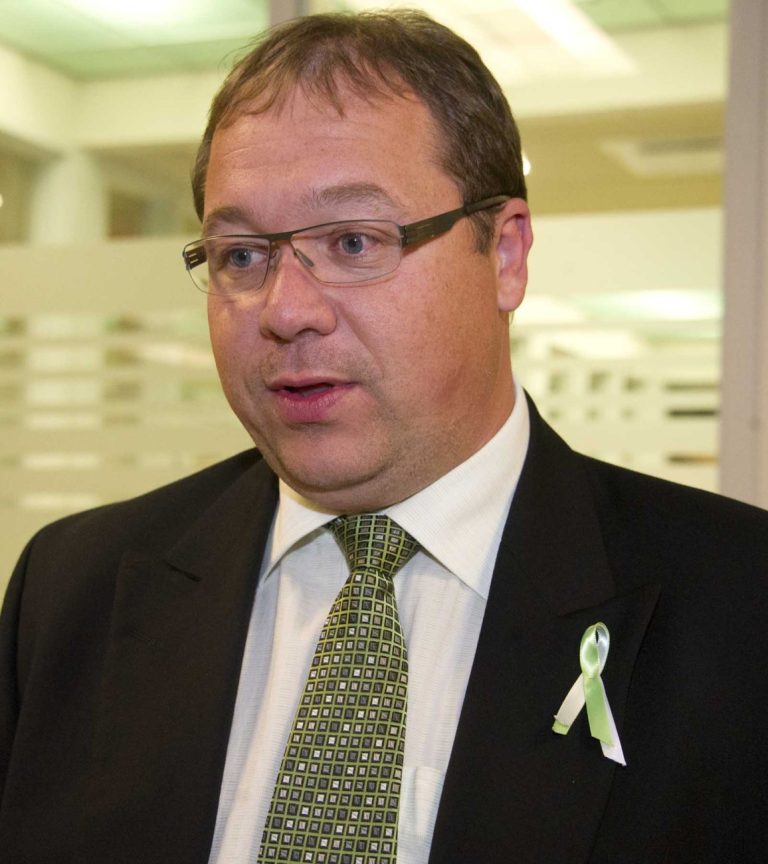 Le Comité de parents souhaite que le gouvernement réinvestisse en éducation Le porte-parole du Comité de parents, Marc-Patrick Roy, s'est dit impressionné par le travail colossal dans ce processus de consultations.