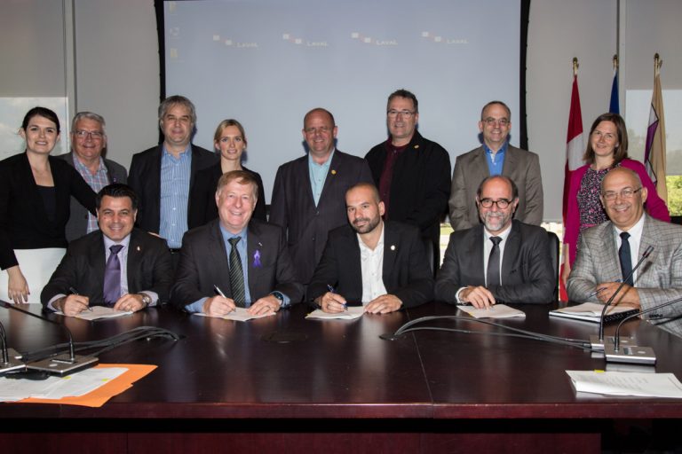 Sur la photo, au premier plan: David De Cotis, vice-président du comité exécutif et conseiller de Saint-Bruno, le maire Marc Demers, Jonathan Dufour, président de l'Association des pompiers de Laval (APL), Serge Lamontagne, directeur général de la Ville de Laval, et Robert Séguin, directeur du Service de sécurité incendie. Au second plan: Sandra Desmeules et Raynald Adams, conseillers et membres du comité exécutif, Richard Carlesso, chef de division, Relations de travail, Juliane Jalbert, Claude Gagné et Luc Gauthier, membres de l'exécutif de l’APL, Marc-André Vigeant, directeur, Service des ressources humaines, et Virginie Dufour, membre du comité exécutif et conseillère.(Photo gracieuseté)