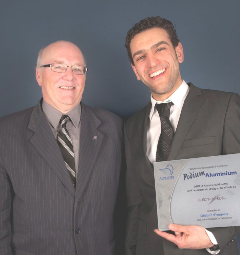 Le directeur des opérations chez Électro-Kut, Ricardo Casaca, accepte des mains de Richard Lapierre, directeur du développement stratégique d'Aluminerie Alouette, le Prix spécial de la création d'emplois. La remise s'est faite lors du Gala Les Mérites STIQ 2013, le 19 mars dernier.