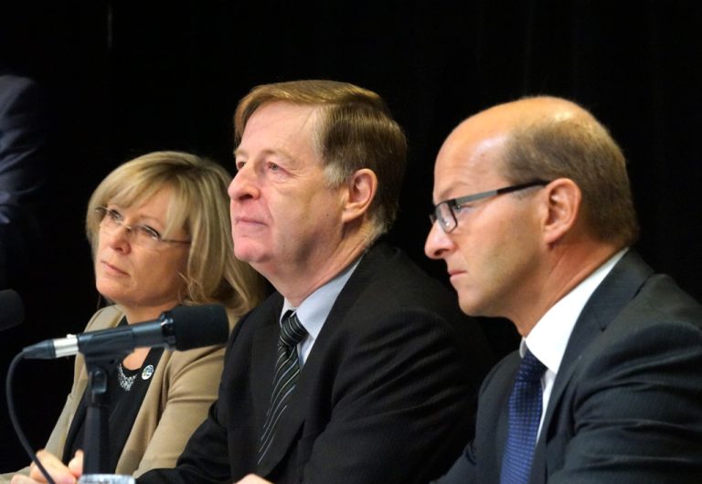 Laval touchera 120,5 M$ sur 5 ans Le maire Marc Demers, entouré de la ministre régionale Francine Charbonneau et du sénateur conservateur Claude Carignan. Ces derniers représentaient respectivement les ministres Pierre Moreau (Affaires municipales) et Denis Lebel (Infrastructure, Collectivités et Affaires intergouvernementales) lors du point de presse relatif au transfert de 120,5 M$ sur 5 ans pour les projets d'infrastructures à Laval.