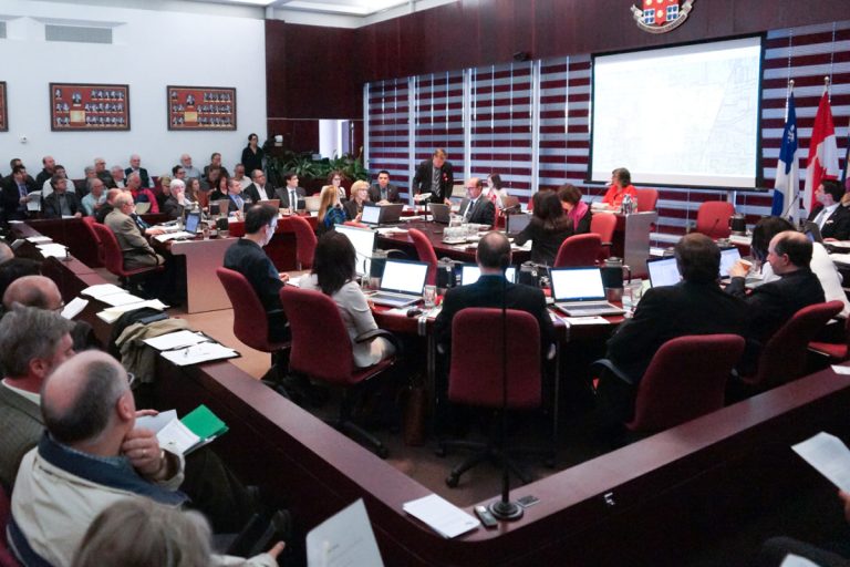 Le conseil municipal a rejeté la proposition de Michel Trottier qui visait à faire pression sur Québec afin qu'il légifère pour mieux encadrer les services de transport par taxi.