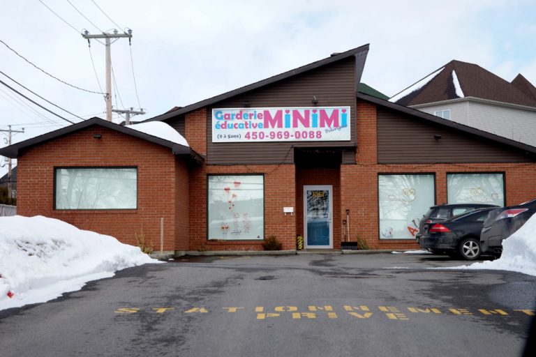 Un changement de zonage vieux de neuf ans sous enquête policière Le Bureau d’intégrité et d’éthique de Laval enquête les circonstances qui ont mené, en 2006, au changement de zonage ayant permis l'implantation de cette garderie sur chemin du Bord-de-l'Eau, à l'est de l'avenue des Géraniums, à Sainte-Dorothée.