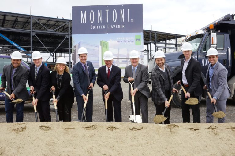 Une pelletée de terre symbolique pour marquer un investissement de 10 M$ dans la construction et l'aménagement des nouvelles installations d'Enseignes Montréal Néon. Le maire de Laval, Marc Demers, et le sénateur Jean-Guy Dagenais étaient de la partie.