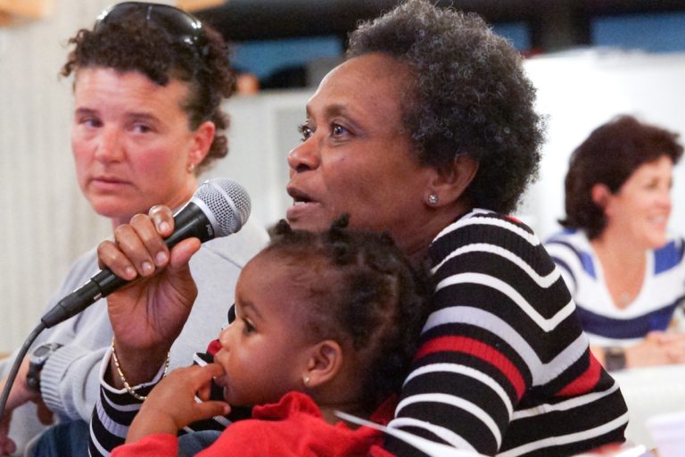 Le projet d’épicerie solidaire bien reçu par les citoyens Une période de questions suivait la présentation du projet de l'épicerie solidaire, tenue vendredi soir dernier.