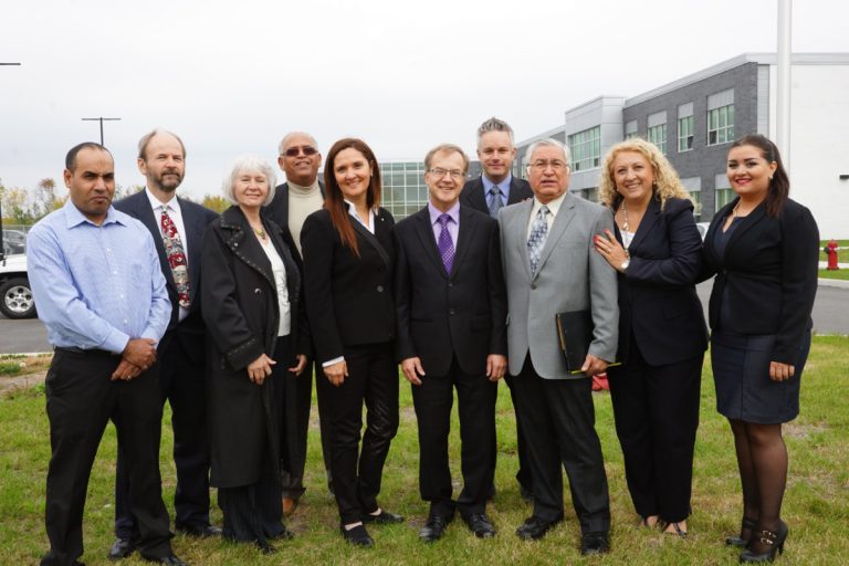 Jacques Foucher entouré de membres de son équipe.