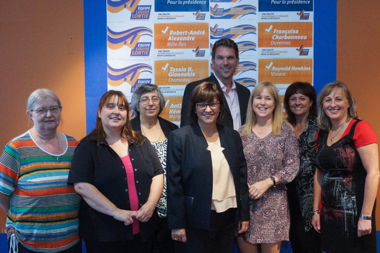 Louise Lortie, présidente sortante à la CSDL, entourée de quelques candidats de son équipe.