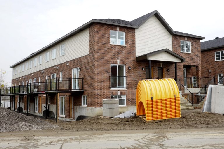 Ce projet d'habitation situé au 4555, boulevard Saint-Martin Ouest, à Chomedey, a été exploité illégalement pendant au moins sept mois avant que le promoteur n'obtienne ses permis, le 29 juillet.