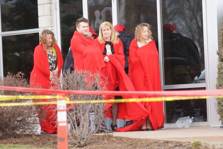 Évacuation complète chez Algorithme Pharma pour une poudre suspecte Une douche de décontamination a été dressée près de l'établissement pour les gens possiblement touchés. (Photo TC Media - Mario Beauregard)