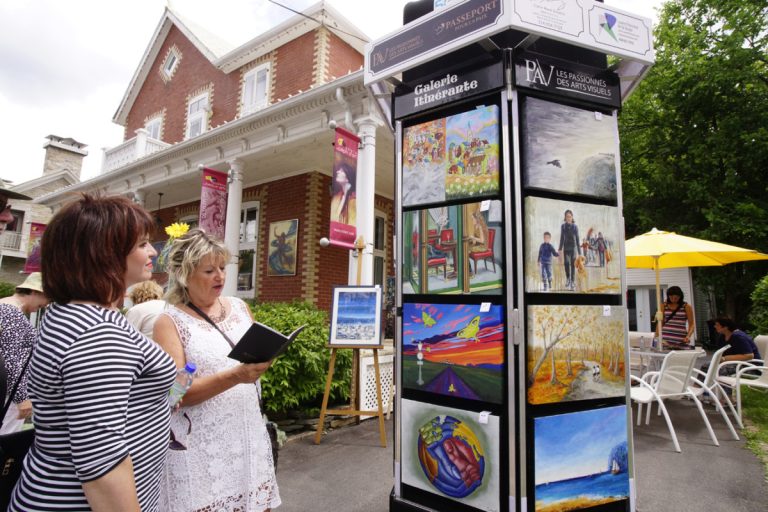 Une exposition actuelle et itinérante sur la paix Les passants du Symposium de Sainte-Rose peuvent aussi apprécier la nouvelle exposition itinérante des Passionnés des arts visuels de Laval consacrée à la thématique de la paix. (Photo TC Media - Mario Beauregard)