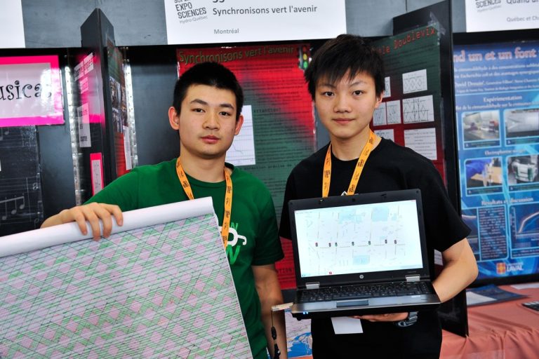 Inventer un graphique pour mettre fin aux embouteillages Weiting Xiong et son coéquipier Mendel Sun présentant leur projet «Synchronisons vert l'avenir», dans la catégorie Sciences physiques et mathématiques, lors de la finale québécoise de la Super Expo-sciences Hydro-Québec qui s’est tenue à Chicoutimi, du 18 au 21 avril.