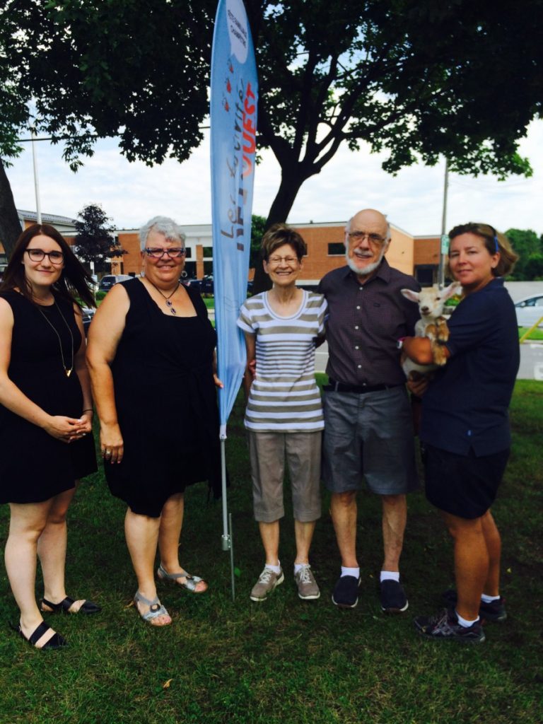 Jennifer Pelletier, Andrée Gignac, Rita Roussel, Jacques Roussel, du comité organisateur, posent en compagnie de Véronique, des Serres Beaulieu, et la mascotte Céleste.