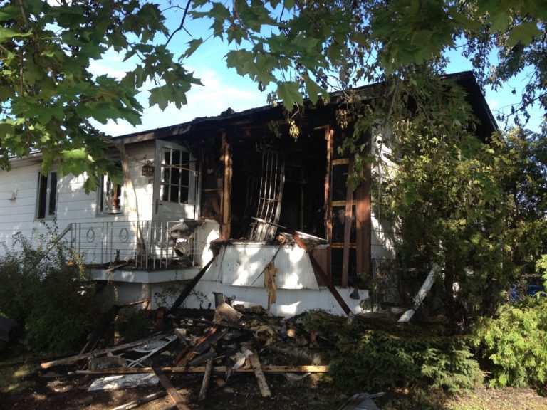 Un incendie jette une famille à la rue Les dommages sont évalués à 100 000 au bâtiment et 50 000 $ à son contenu.