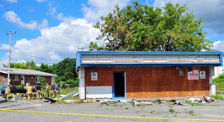 Incendie criminel dans une ancienne station-service Aucun indice ne transpire encore quant à l'identité possible du ou des pyromanes. (Photo TC Media - Vincent Graton)