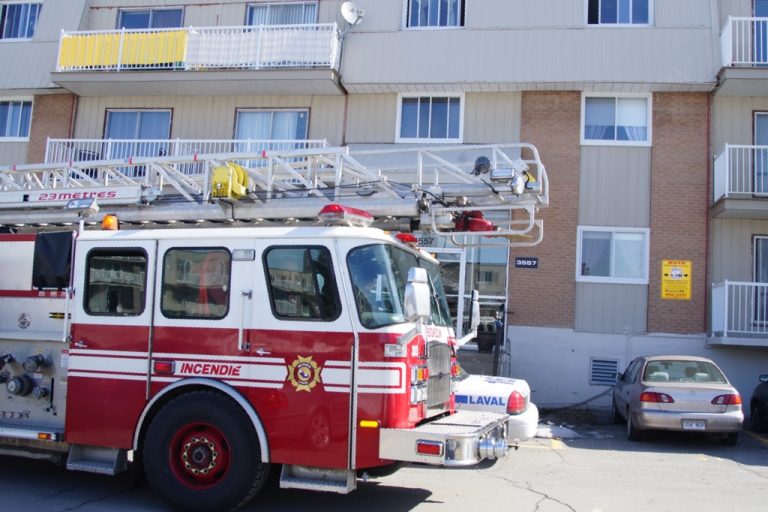 Autre feu criminel rue Rivard On a tenté en vain de contenir l'incendie en attendant les pompiers. (Photo: Mario Beauregard)