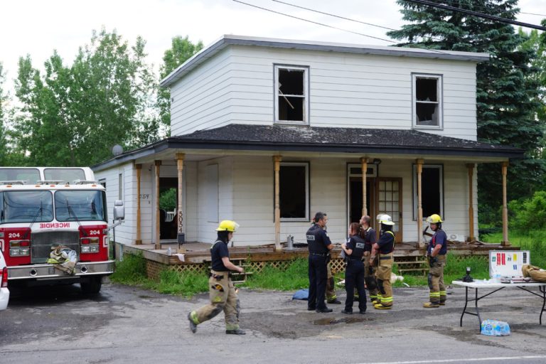 L'enquête de cet incendie suspect a été confiée au Service de police de Laval, dont les enquêteurs effectuent présentement des prélèvements. (Photo TC Media - Mario Beauregard)  