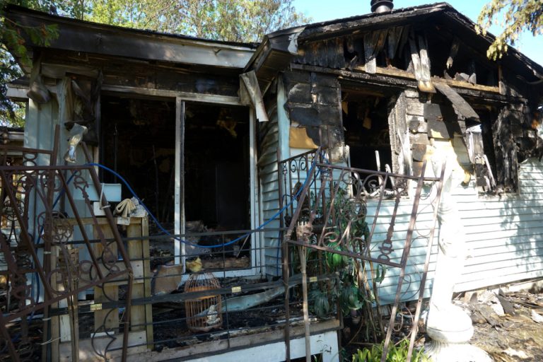 Homme sauvé de justesse et résidence évacuée lors d’incendies L'incendie s'étant déroulé dans Laval-Ouest a pris naissance dans le salon. Des chandelles laissées sans surveillance en seraient la cause.(Photo TC Media - Mario Beauregard)