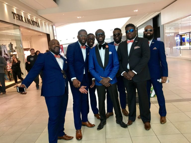 Une drôle de tournée des boutiques pour ce futur marié et ses hommes d'honneur.