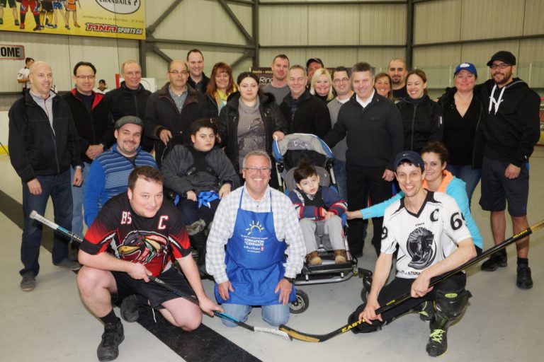 Sylvain Jodoin, directeur général, Exploitation, bannière Provigo Le Marché et Loblaws, et Elias Nader, père de Leila ainsi que Daniel Nader, récipiendaire d’une bourse de la part de la Fondation, ont participé à la mise au jeu officielle.