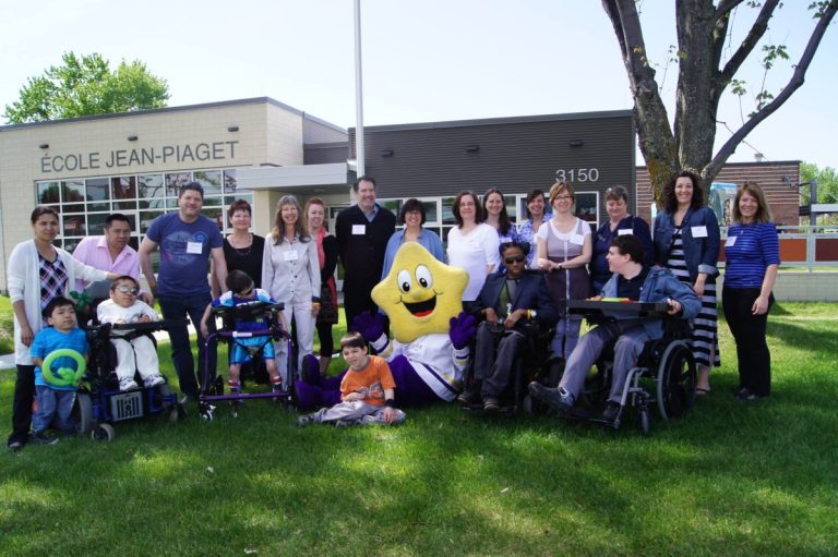 Un gala d’humour pour aménager une salle multisensorielle Du personnel de l’école Jean-Piaget accompagné de quelques élèves.