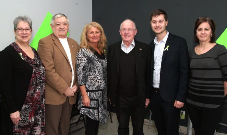 La Fondation Léo Bureau-Blouin dévoile son comité consultatif Dans l'ordre habituel, Denyse Blanchet et Yvon Hamel, membres du comité consultatif de la Fondation Léo Bureau Blouin, Chantal Lachaîne, directrice générale de Diapason-Jeunesse, Bernard Landry, président du comité, Léo Bureau-Blouin, député de Laval-des-Rapides, et Sylvie Lessard, également membre du comité consultatif.