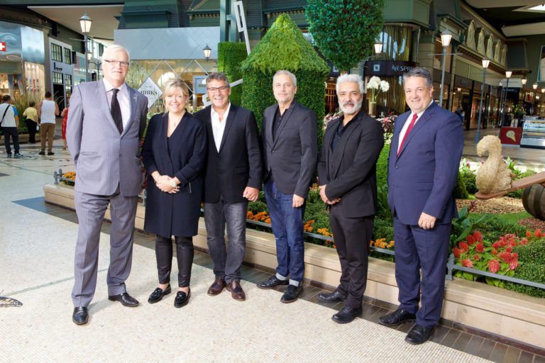 Normand Chouinard (Fonds de solidarité FTQ), Annie Bellavance et Steeve Beaudet (Souris Mini), Donato Coticone et Evik Asatoorian (RUDSAK) et Léopold Turgeon (Conseil québécois du commerce de détail) étaient réunis au Carrefour Laval lors de l'annonce d'un important investissement du Fonds FTQ, le 15 septembre. 