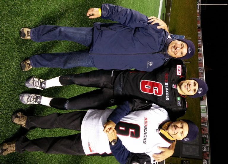 Retour d’ascenseur pour Antoine Pruneau Le numéro 6 d'Ottawa, Antoine Pruneau, est entouré de Pierre Charette et Jocelyn Beauvillier.