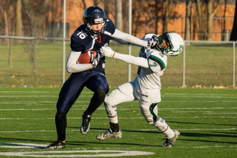 Les Maraudeurs en finale Alexandre Paré essaie de distancer un rival après avoir capté une passe.