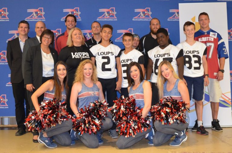 Les Alouettes et la CSDL s’unissent pour la persévérance scolaire Quatre joueurs des Loups de Poly-Jeunesse, Nicolas-Paul Carrière, Zachary Long, Samuel Larocque-Sirois et Alvin Adolphe posent en compagnie Martin Bédard, Jean-Chistophe Beaulieu, de cheerleaders, de Mark Weightman, des Alouettes et de Louise Lortie.