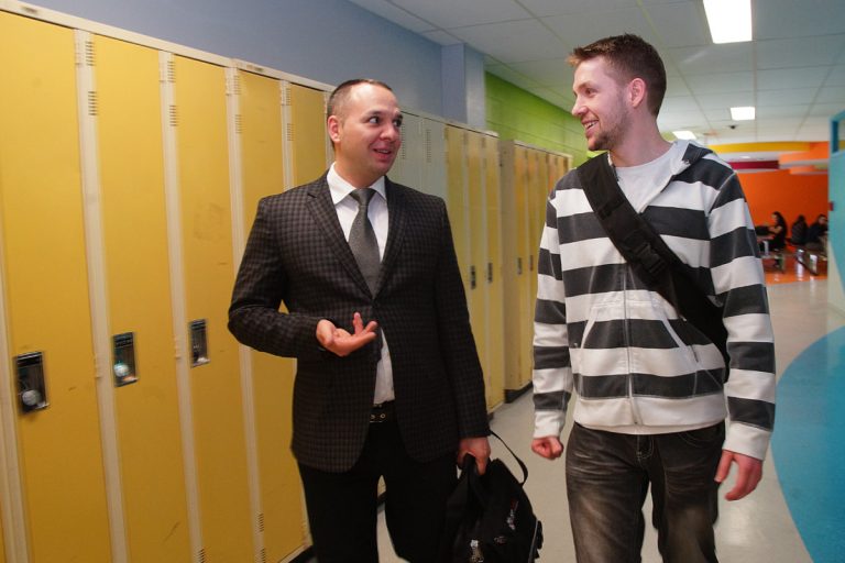 Jean-Martin Gingras et Jean-Sébastien Dubé sont des étudiants du Collège Montmorency qui ont décidé de réorienter leur carrière au tournant de la trentaine.