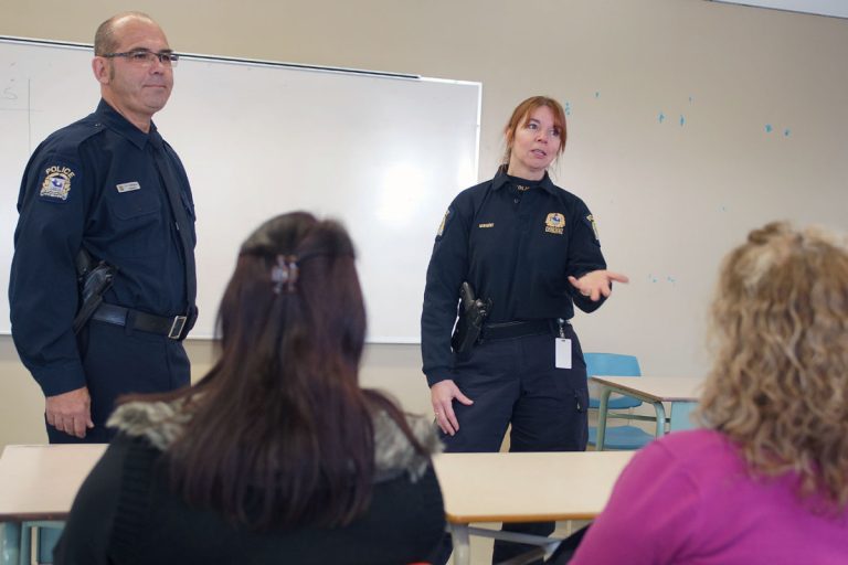 Sauver des vies et gagner du temps La formation de quatre heures débute par une séance théorique.