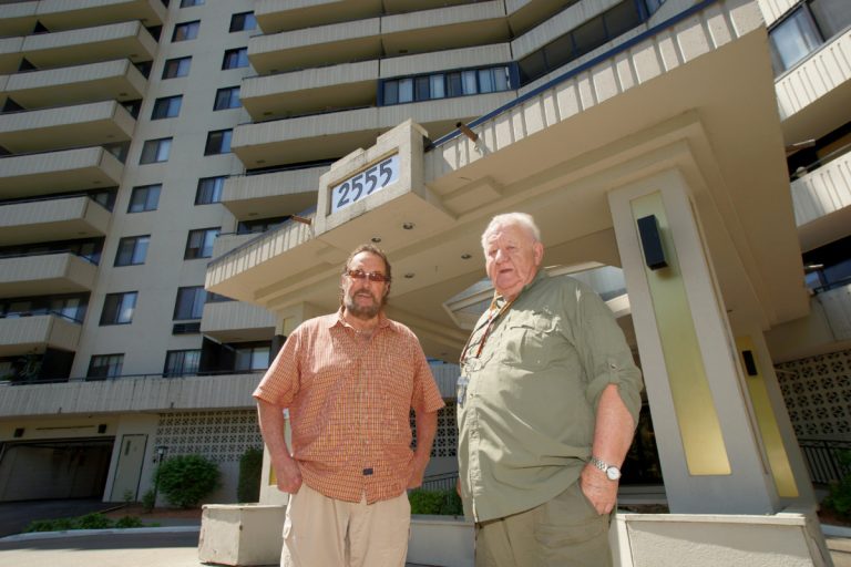 Jean-Claude Roy, l'un des gouverneurs du 2555, Havre-des-Îles, et le chanteur André Ouellet devant leur complexe de condominiums. (Photo TC Media - Mario Beauregard)