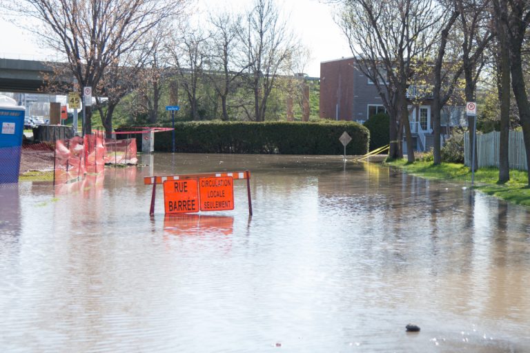 Des entrepreneurs effectuaient des travaux sur la voie de service quand une conduite d'eau s'est rompue. (Photo TC Media - Vincent Graton)