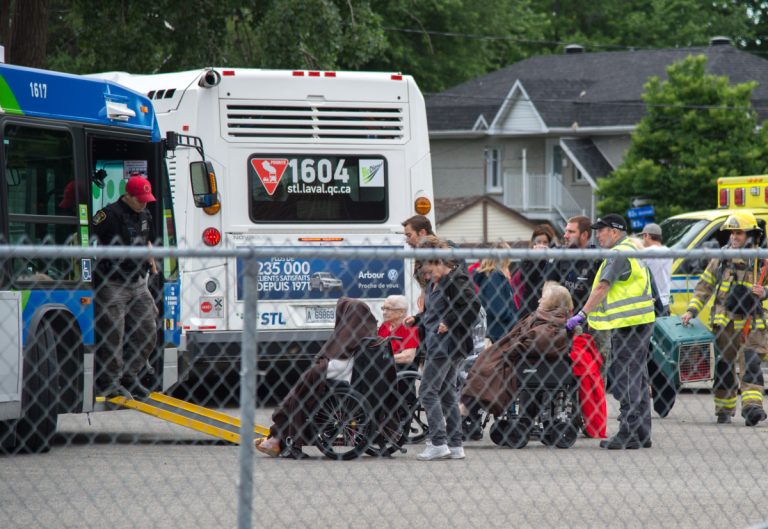 Résidences évacuées pour une fuite de gaz Une vingtaine de résidents ont été évacués à temps alors que les pompiers s'affairaient à colmater la fuite de gaz. (Photo TC Media - Vincent Graton)