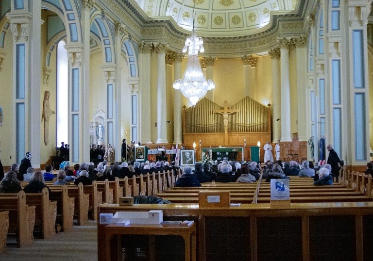 L'ancien maire Claude U. Lefebvre a eu droit à des funérailles civiques ce matin, à l'église de Saint-Vincent-de-Paul.