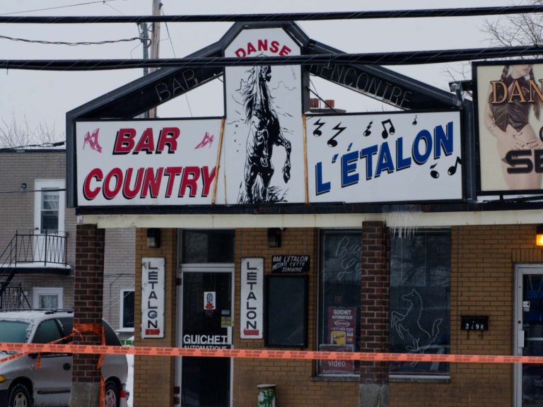 Fusillade: trois suspects recherchés La victime et un témoin affirment avoir vu trois individus de race noire se sauver après la fusillade.