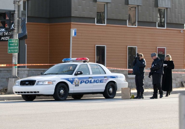 Les enquêteurs ont maintenu un périmètre de sécurité pendant plusieurs heures, dimanche.