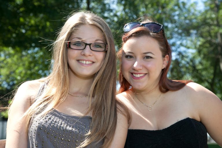 Samantha Ferrera (à gauche) et Jennyfer Le Forestier participent au Gala Révélations 2013 dont le thème, cette année, est la comédie musicale.