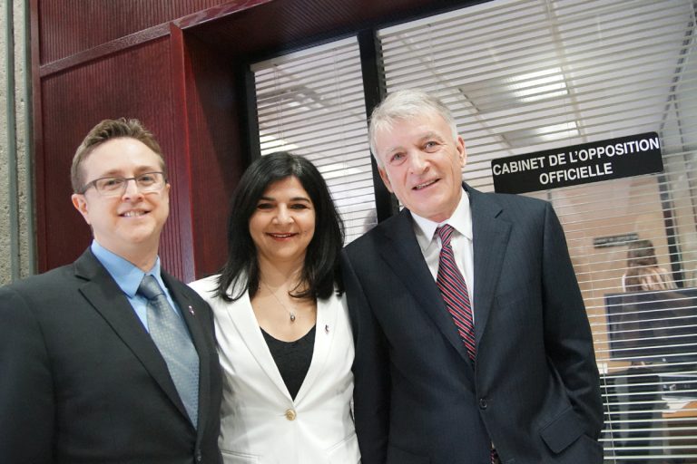 En des temps plus heureux, les élus Paolo Galati et Aglaia Revelakis en présence du chef d’Action Laval, Jean-Claude Gobé.