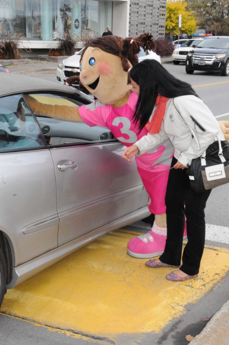 Des éducatrices dénoncent la croissance du privé Accompagnée de sa mascotte Marelle, Kathleen Courville, présidente de la FIPEQ-CSQ, distribue des dépliants.